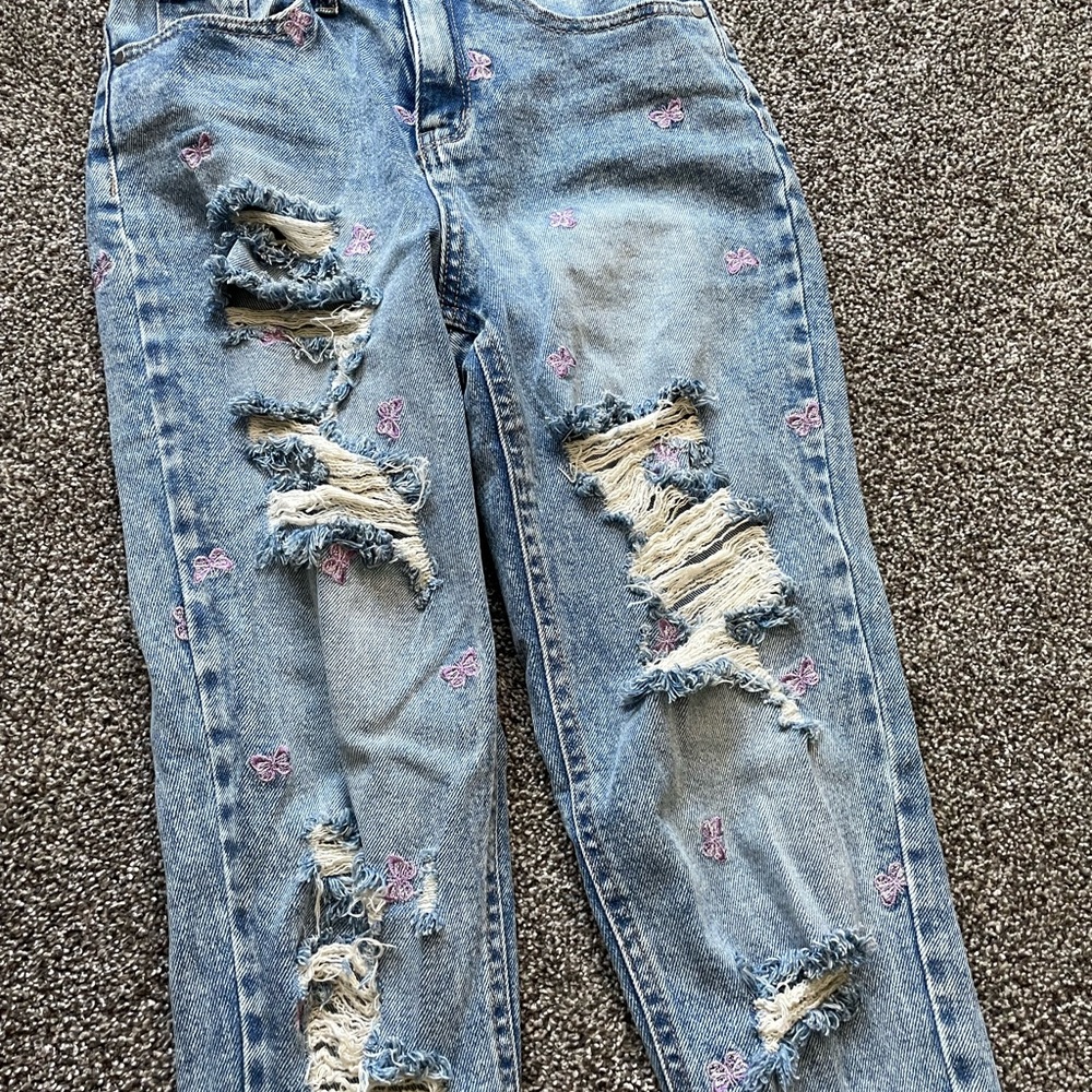 Tinseltown Juniors' Purple Butterfly Printed Frayed-Hem Destructed Mom J… - Picture 9 of 13